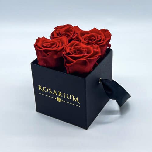 4db vörös rózsa fekete papír dobozban